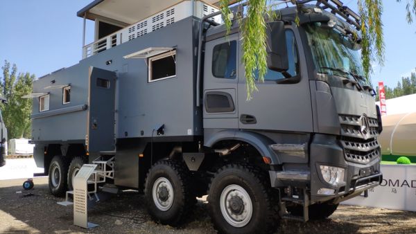 移动的两层小别墅？这款奔驰卡车底盘房车，竟需要大客车驾照才能开