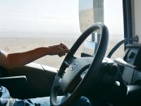 车辙路面驾驶困难？只用一根手指就可以，沃尔沃卡车VDS轻松应对