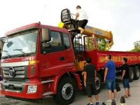 采用欧曼ETX随车起重运输车的50台徐工一体化随车起重机进军中东！