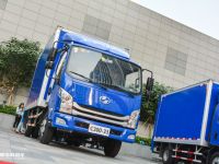 德邦快递最近还定制了一批跃进轻卡，涂装“亮”，配置也很人性化