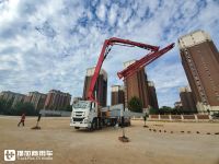 深入改装厂实拍庆铃巨咖前四后八泵车底盘,没想到还是国六版本