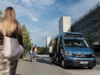 旅客请注意,曼恩“未来号”巴士即将开始检票