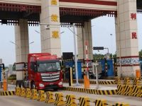 欧曼发行全国首张记账式货车ETC，实现不停车快捷通行