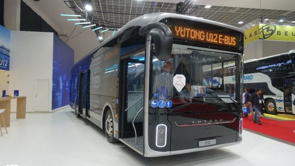 宇通最近亮相欧洲的三款客车,都拿了大奖,12米电动大巴配置真高