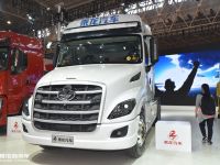 国六版乘龙T7长头卡车来了,自动挡,空气悬架,内饰也更舒适了