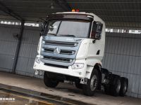 配置像国内百吨王，500马力国三排放，实拍罕见的三一出口版牵引车