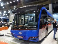 双铰接四桥，三车厢轻松装两百人，这辆纯电动公交长度竟超24米