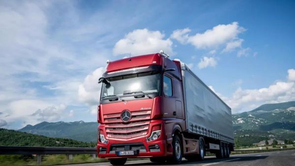 梅赛德斯-奔驰智能版Actros重卡荣膺“2020国际年度卡车”桂冠!