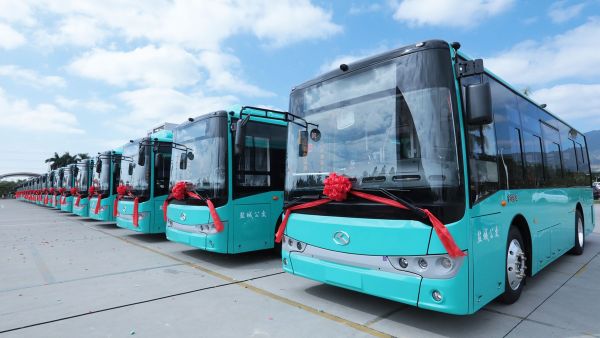 110辆金龙高端纯电动公交驶入盐城，成为绿色出行新风景