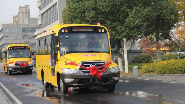 安凯校车批量交付黑山县,高品质护航学童安全出行