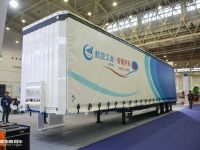 13.75米挂车货箱容积102方，顶部可升降打开，开乐最新推出的侧帘挂车实拍