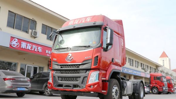 柳汽乘龙H5国六牵引车实拍，配玉柴发动机，4X2配置价格25万出头