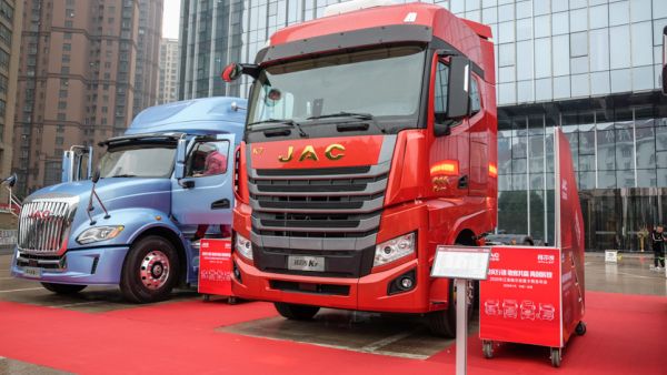 真正可以比拼欧卡的国产旗舰卡车，实拍高配版格尔发K7，配置真到位!