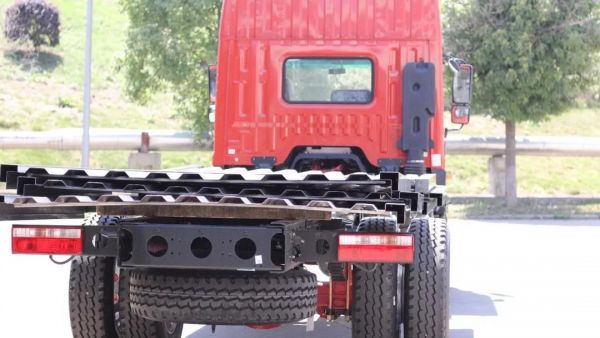 底盘好的车开起来是什么感觉？开东风多利卡D12准知道！