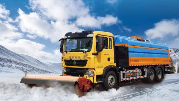 硬核!豪沃全驱机场除冰车、除雪车,重汽全系产品迎战风雪