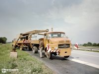 奔驰1959年推出的长头卡车,国内也曾引进,当时的双卧铺配置让人惊叹