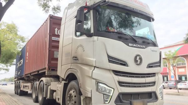 偶遇已经投入运营德龙X6000牵引车，配西康发动机，竟然还是一辆码头货柜车