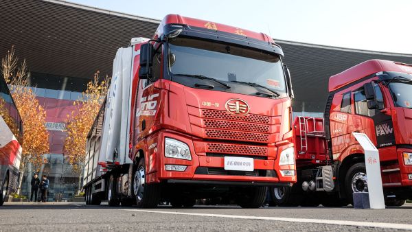 欧洲流行的低鞍座牵引车国内也有了,解放新推出的这一款就很棒