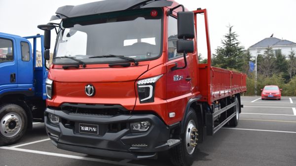 载货车市场的一匹黑马？炫酷外观内饰+大装载量，飞碟缔途XH载货车再亮相