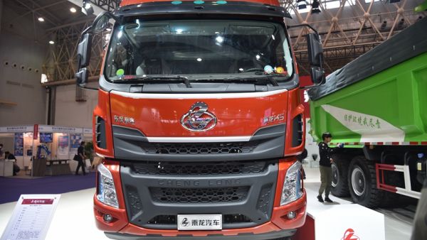 玉柴6升发动机,自重轻可装10吨货,国六版乘龙H5绿通载货车实拍