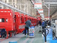 豪瀚重卡单日下线平均150台，中国重汽济宁商用车公司全力以赴完成订单