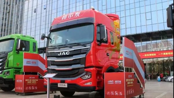 高速物流首选，黄金动力加成，带您看格尔发旗舰版自动挡牵引车