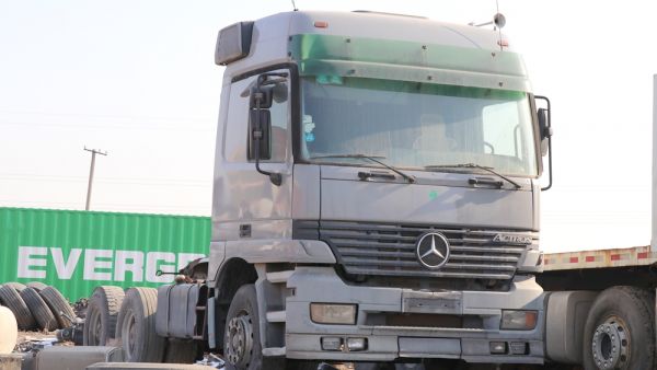 20年前这辆卡车就是自动挡,实拍奔驰第一代阿克托斯牵引车