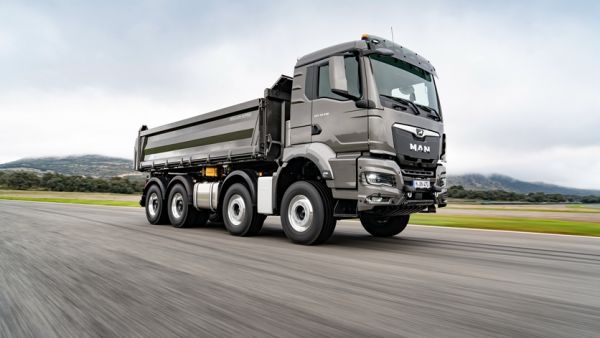 电子手刹+12英寸大屏，还有车载冰箱，曼恩新款TGS自卸车讲解