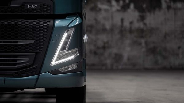 液晶显示屏加入,安全性能再提升,沃尔沃4款新卡车全解读