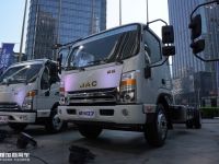 接近中卡配置，比蓝牌轻卡更具竞争力，国六黄牌轻卡帅铃Q7评测实拍