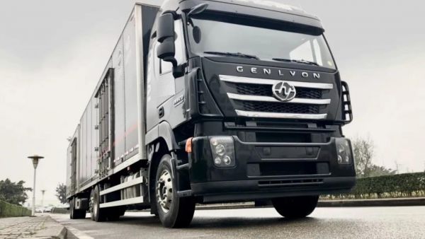 超大容积+灵活运输 ，红岩杰狮中置轴货运列车