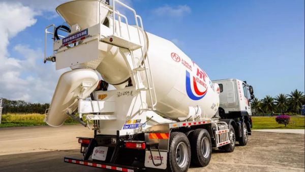 实力强劲!红岩瑞江搅拌车再次批量交车