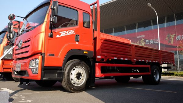 解放JK6载货车实拍，日系高端中巴五十铃Journey还有人记得吗？提加一周好文推荐