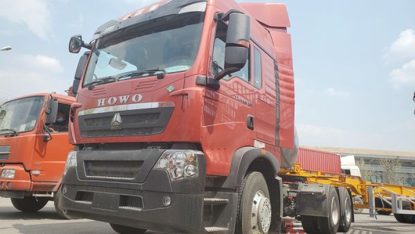 豪沃新出的TX7牵引车,配置怎么样?实拍国六LNG车型带您好好看看