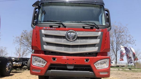 奔驰动力的欧曼EST载货车实拍，售价基本与康明斯X12车型相同，考虑一下吗？