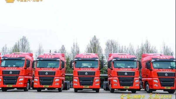 中国重汽汕德卡热气腾腾