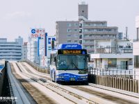 在高架轨道上行驶的公交车，司机像开火车，带您见识日本名古屋的导轨巴士