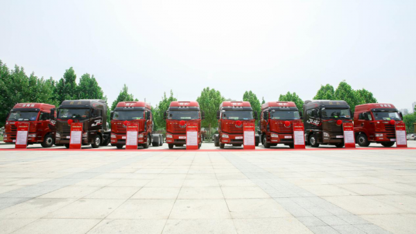 万辆解放国六LNG系列交付山东客户！