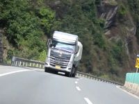 挑战与征服，女卡车司机和乘龙H7的40公里长下坡之行