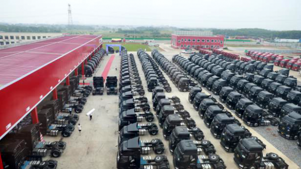 解放×顺丰：4×2快递牵引车批量交付，黑色车队太酷炫！