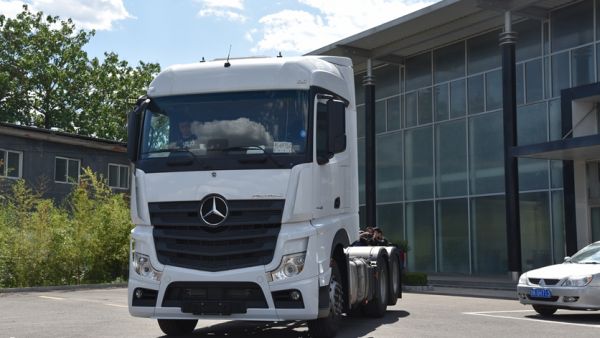 奔驰Actros同步欧洲的最新车型，除了没有电子后视镜，只卖80万到底贵不贵？