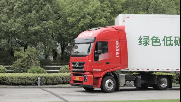 轻量化、低鞍座，上汽红岩快递物流运输车为高效物流而生