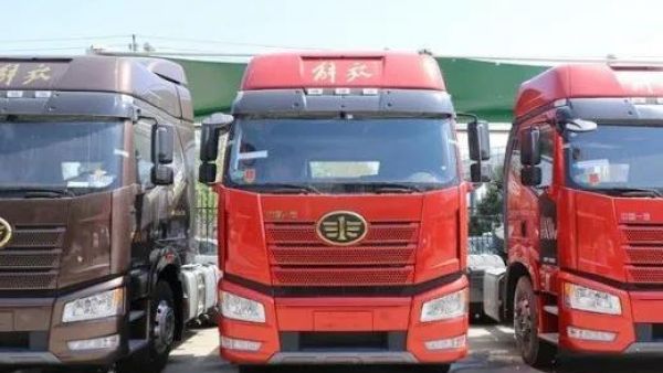 560马力解放新J6P国六版牵引车有多牛，你自己来看！