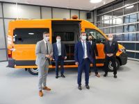 跟随萨克森州经济部长，探秘普劳恩市曼恩巴士改装中心