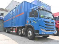 厢式危化品运输车见过吗?解放龙V2.0危化品货车实拍,底盘配置超豪华