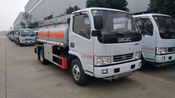 武汉用户徐兵兵：全家人都开东风轻卡 这个品牌值得信赖