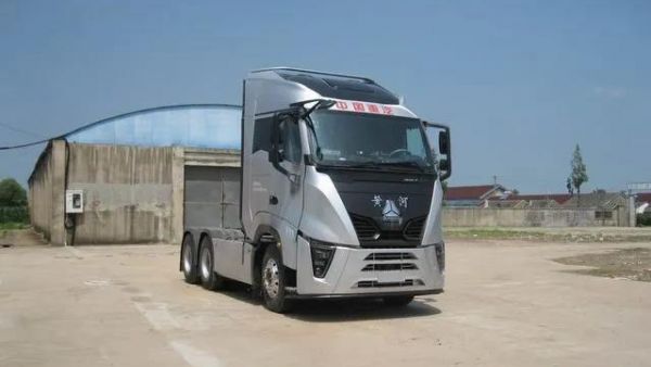 重汽全新“黄河”亮相了!造型前卫配置高于汕德卡!小编带您提前看