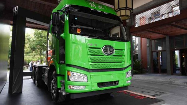 解放J6P推出一款砂石料运输牵引车,配置怎么样?实拍带你看看