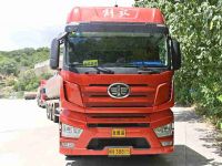 高配版解放J7跑危险品运输,全气囊悬架大驾驶空间,配置真奢侈