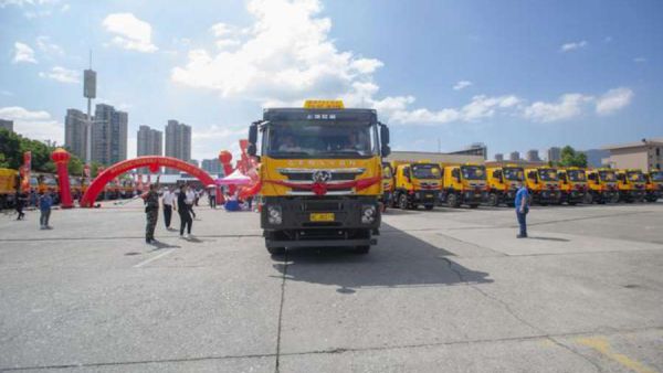 更安全、更智能、更环保 100辆红岩杰狮C500渣土车成功交付
